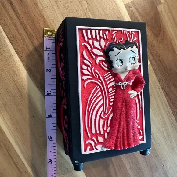 Red and Black Betty Boop Decorative Plaque - Picture 3 of 6